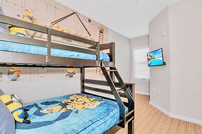 Family Condo Near Disney w Pool & Gympets Welcome