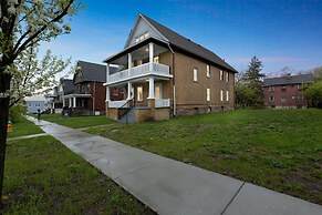 Comfy 3br Flat Close To The Falls 3 Bedroom Apts