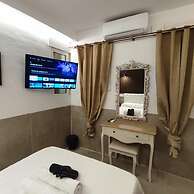 House with 9 private rooms