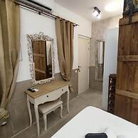 House with 9 private rooms