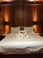 Wooden Village Villas Café & Resto