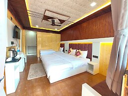 Hotel Sangita Lake View Nainital