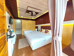 Hotel Sangita Lake View Nainital