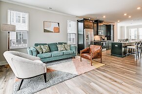 2 Mi to Uptown Charlotte: Townhome w/ Balconies!