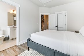 2 Mi to Uptown Charlotte: Townhome w/ Balconies!