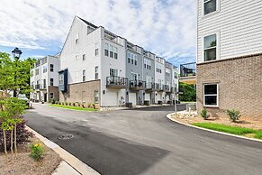 2 Mi to Uptown Charlotte: Townhome w/ Balconies!
