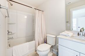2 Mi to Uptown Charlotte: Townhome w/ Balconies!