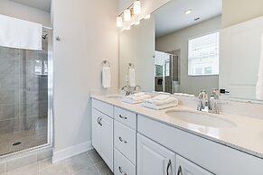 2 Mi to Uptown Charlotte: Townhome w/ Balconies!