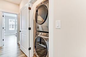 2 Mi to Uptown Charlotte: Townhome w/ Balconies!