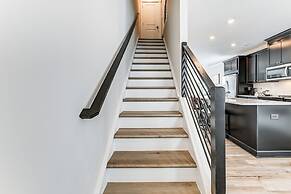 2 Mi to Uptown Charlotte: Townhome w/ Balconies!