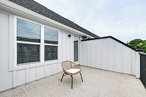 2 Mi to Uptown Charlotte: Townhome w/ Balconies!