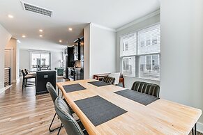 2 Mi to Uptown Charlotte: Townhome w/ Balconies!