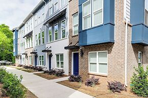 2 Mi to Uptown Charlotte: Townhome w/ Balconies!