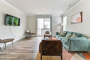2 Mi to Uptown Charlotte: Townhome w/ Balconies!