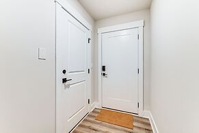 2 Mi to Uptown Charlotte: Townhome w/ Balconies!