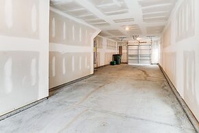 2 Mi to Uptown Charlotte: Townhome w/ Balconies!