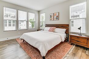 2 Mi to Uptown Charlotte: Townhome w/ Balconies!