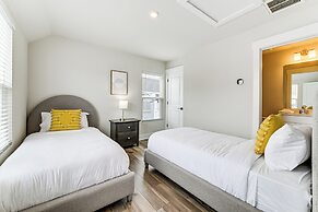 2 Mi to Uptown Charlotte: Townhome w/ Balconies!