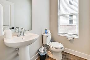 2 Mi to Uptown Charlotte: Townhome w/ Balconies!