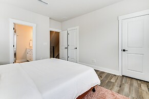 2 Mi to Uptown Charlotte: Townhome w/ Balconies!