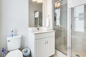 2 Mi to Uptown Charlotte: Townhome w/ Balconies!