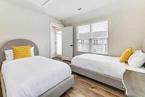 2 Mi to Uptown Charlotte: Townhome w/ Balconies!