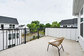 2 Mi to Uptown Charlotte: Townhome w/ Balconies!