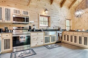 Sip, Hike & Explore: Sleek Retreat in Cleveland!