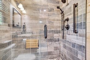 Sip, Hike & Explore: Sleek Retreat in Cleveland!