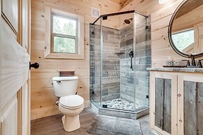 Sip, Hike & Explore: Sleek Retreat in Cleveland!