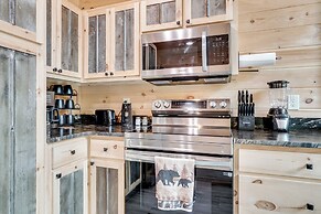 Sip, Hike & Explore: Sleek Retreat in Cleveland!