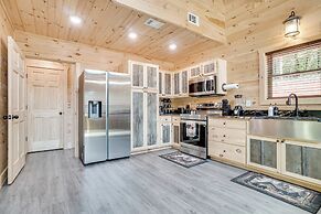 Sip, Hike & Explore: Sleek Retreat in Cleveland!