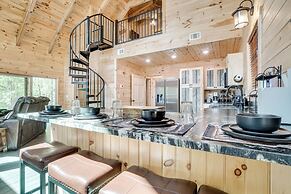 Sip, Hike & Explore: Sleek Retreat in Cleveland!