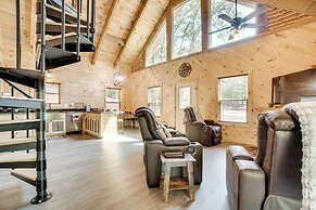 Sip, Hike & Explore: Sleek Retreat in Cleveland!