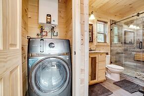 Sip, Hike & Explore: Sleek Retreat in Cleveland!