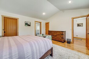 Private Hot Tub: Spacious Family Home in Truckee!