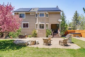 Private Hot Tub: Spacious Family Home in Truckee!