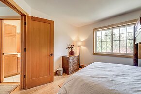 Private Hot Tub: Spacious Family Home in Truckee!