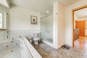 Private Hot Tub: Spacious Family Home in Truckee!