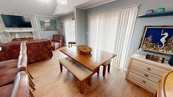 Canal Breeze Cottage 4 Bedroom Home