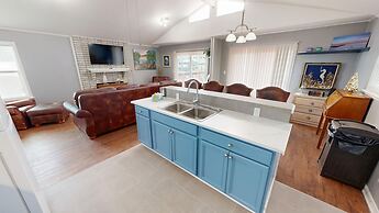 Canal Breeze Cottage 4 Bedroom Home