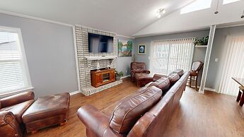 Canal Breeze Cottage 4 Bedroom Home