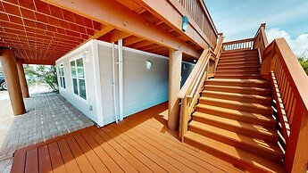 Canal Breeze Cottage 4 Bedroom Home