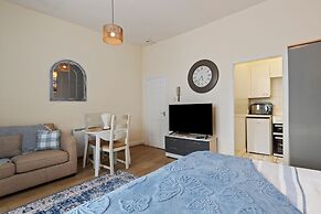 Tenby Studio Apartment - Stroll to Beach and Town