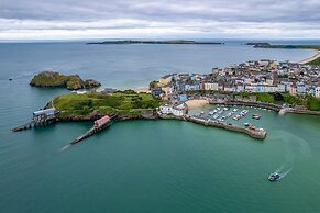 Tenby Studio Apartment - Stroll to Beach and Town
