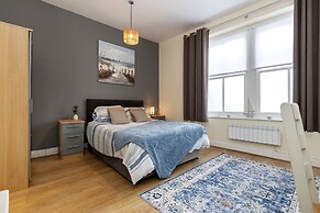 Tenby Studio Apartment - Stroll to Beach and Town