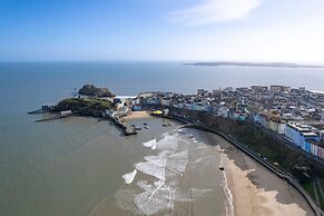 Tenby Studio Apartment - Stroll to Beach and Town