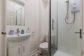 Tenby Studio Apartment - Stroll to Beach and Town