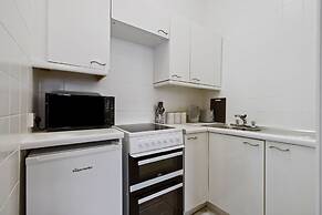 Tenby Studio Apartment - Stroll to Beach and Town