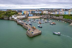 Tenby Studio Apartment - Stroll to Beach and Town